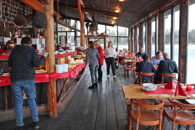 Julbord på Axmar Brygga – klassiskt och modernt i skärgårdsmiljö.