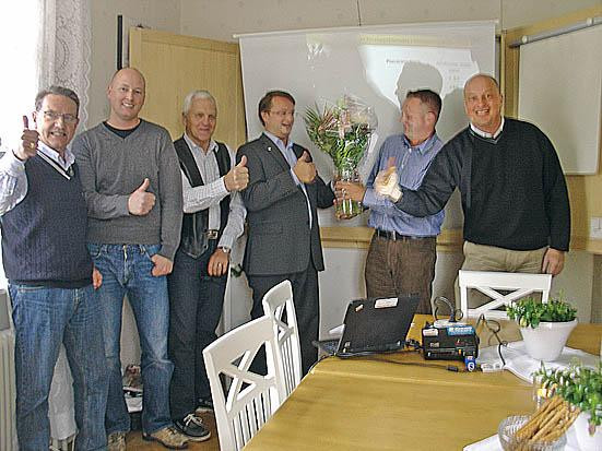 Rolf Landström, Atlings VD Mikael Olofsson, Thorsten Åstrand, Lars Beckman, Magnus Jonsson och Lars Sjödin gläder sig åt Ockelbos placering.