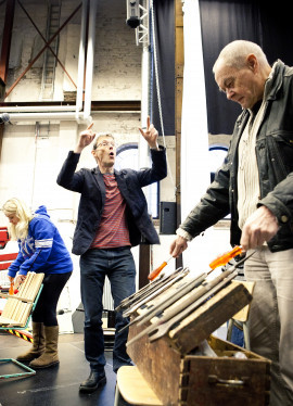 Erik Petersen går igenom musiken med Stina Zacco och Hans Kellerman.Foto: Gabriel Liljevall